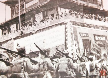 1950年2月20日人民解放军二野四兵团、西南服务团云南支队进驻昆明，沿途受到各族群众的热烈欢迎。1.jpg